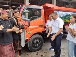 Bupati Mahayastra Serahkan Hibah Dua Truk Sampah