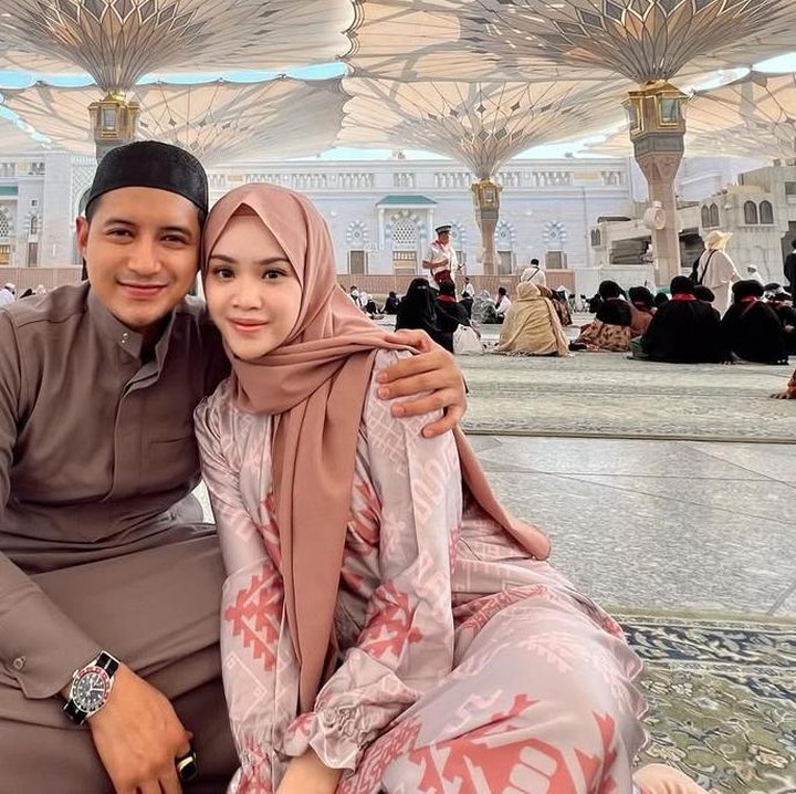 <p>Chand Kelvin mengumumkan kabar bahagia istrinya Dea Sahirah tengah hamil anak pertama setelah resmi menikah pada Minggu 7/7/2024. Bahagianya, kehamilan istrinya diumumkan di depan Kakbah saat mereka menjalani ibadah umroh September 2024. (Foto:@deasahirah)</p>
