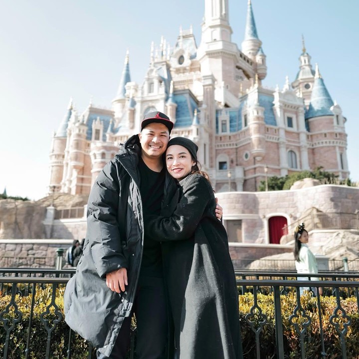 <p>Kehidupan Chelsea dan Glenn yang jauh dari gosip membuat keduanya kerap dijuluki <em>couple goals.</em> Sebelum menikah, pasangan ini telah berpacaran cukup lama, yakni 8 tahun. Bila ditotal, Chelsea dan Glenn telah bersama selama 18 tahun. (Foto: Instagram @glennalinskie/ @chelseaoliviaa)</p>