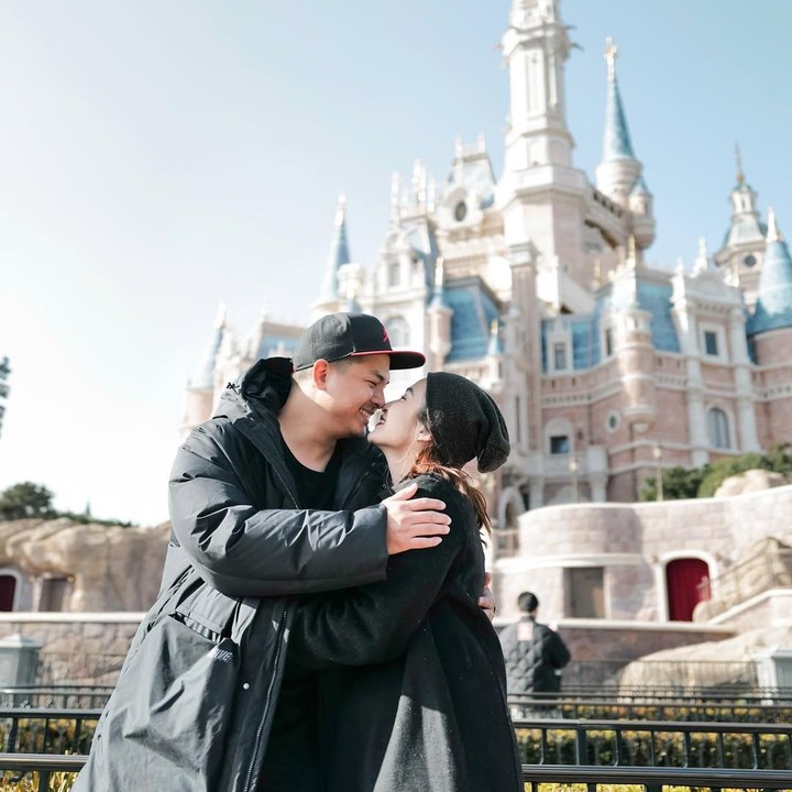 <p>Di waktu luang, Chelsea dan Glenn selalu menghabiskan waktu bersama. Selain <em>quality time</em> berdua, pasangan ini juga kerap menghabiskan waktu dengan kedua anak mereka. Misalnya pada awal tahun ini, keduanya terbang ke China untuk liburan bersama. (Foto: Instagram @glennalinskie/ @chelseaoliviaa)</p>