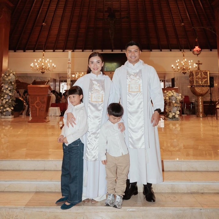 <p>Selama menjalankan peran sebagai lektor, Chelsea dan Glenn mengenakkan pakaian keagamaan berwarna serba putih. Pasangan ini juga mengajak serta kedua anak mereka untuk mengikuti rangkaian acara keagamaan. (Foto: Instagram @glennalinskie/ @chelseaoliviaa)</p>