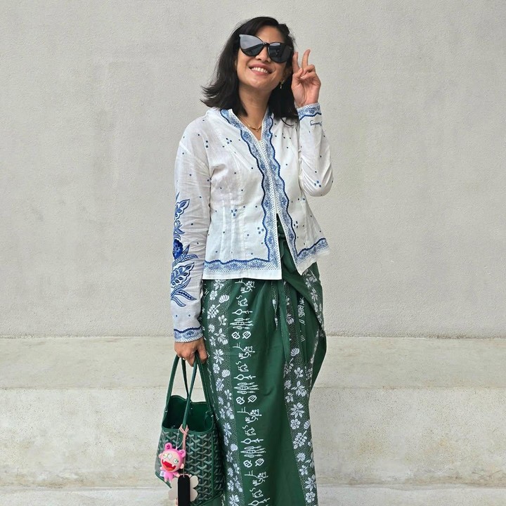 <p>Dian Sastrowardoyo juga sering kali mengunggah OOTD-nya saat mengenakan batik, seperti foto berikut ini. Dian mengenakan kain batik berwarna hijau yang dipadu padan dengan kebaya modern berwarna putih motif biru. Kacamata hitam yang dipakainya pun membuat penampilan sang aktris terlihat modis, ya, Bunda. (Foto: Instagram@therealdisastr)</p>