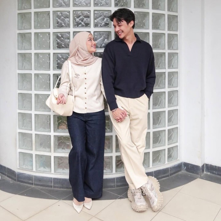 <p>Dinda Hauw dan Rey Mbayang juga sering kali tampil mesra di hadapan publik. Pasangan artis yang satu ini ternyata juga memiliki perbedaan usia. Dinda diketahui berusia lebih tua dua tahun dari sang suami. (Foto: Instagram@rey_mbayang)</p>