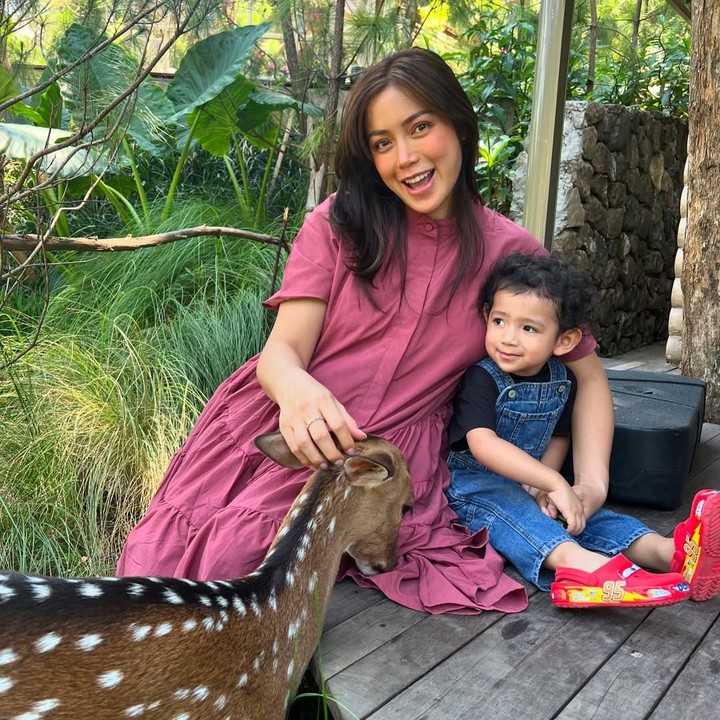 <p>Dalam unggahan lainnya, perempuan yang akrab disapa Jedar itu turut mengungkapkan perasaannya pada sang putra. Ia juga berdoa agar Don tumbuh menjadi anak yang bahagia dan selalu sehat. (Foto: Instagram: @inijedar @donverhaag)</p>