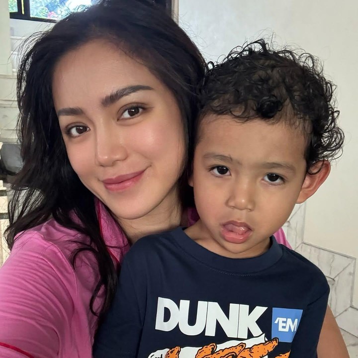<p>"Selamat ulang tahun Don! Kamu adalah anak yang paling lucu, berkarakter, dan anak laki-laki yang menawan. Kamu selalu membuatku tersenyum dan bahagia di dekatmu. Semoga kamu bahagia dan sehat selalu anakku! Kami sangat mencintaimu," tuturnya. (Foto: Instagram: @inijedar @donverhaag)</p>