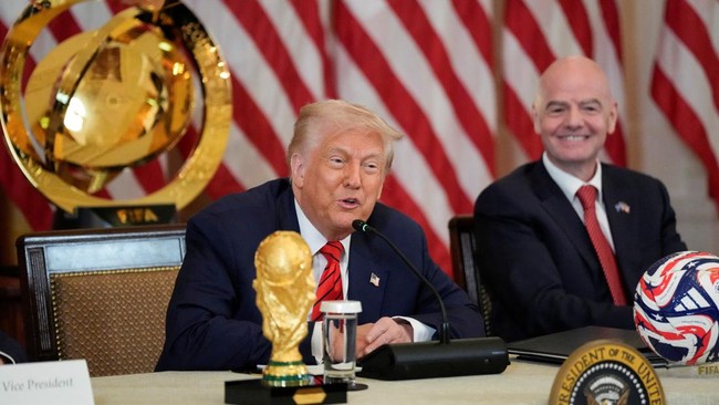 Rusia Ikut Piala Dunia 2026 Demi Hentikan Perang Presiden Amerika Serikat Donald Trump memberikan saran bahwa Rusia boleh ikut Piala Dunia 2026 sebagai 'insentif' untuk menghentikan perang dengan Ukraina.