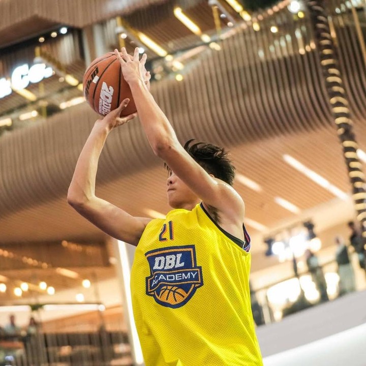 <p>"Terima kasih ya semuanya,Eddy sampai di TOP 24 #DBL2025. Perjalanan yang bernilai bukan hanya untuk skill basket tapi juga untuk perkembangan karakternya." (Foto: Instagram: @maudykoesnaedi)</p>