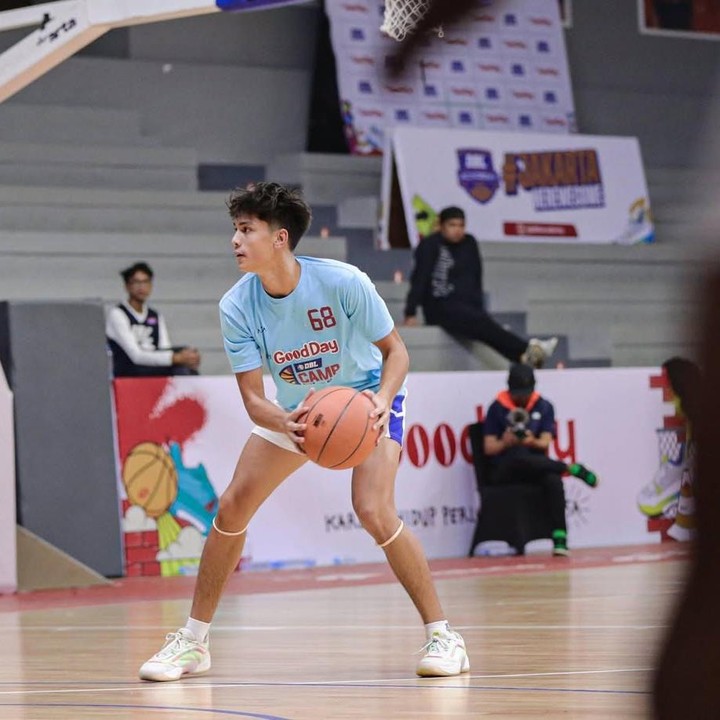 <p>Melihat dari Instagram-nya dan sang Bunda, Eddy aktif mengikuti berbagai kompetisi. Maudy pun menyebut perjalanan basket sang putra sudah memasuki usia empat tahun dan sudah menduduki posisi 24 TOP DBL 2025. (Foto: Instagram: @eddy_mm)</p>