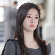 Selalu Tampil 'Effortlessly Cool', Intip Outfit Santai Oh Yi Young di Resident Playbook