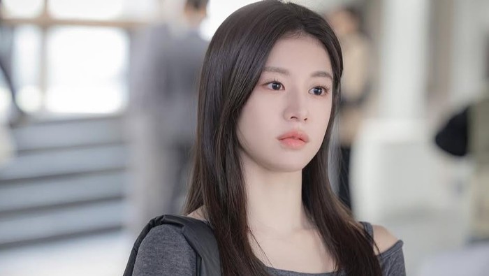 img-title Selalu Tampil 'Effortlessly Cool', Intip Outfit Santai Oh Yi Young di Resident Playbook