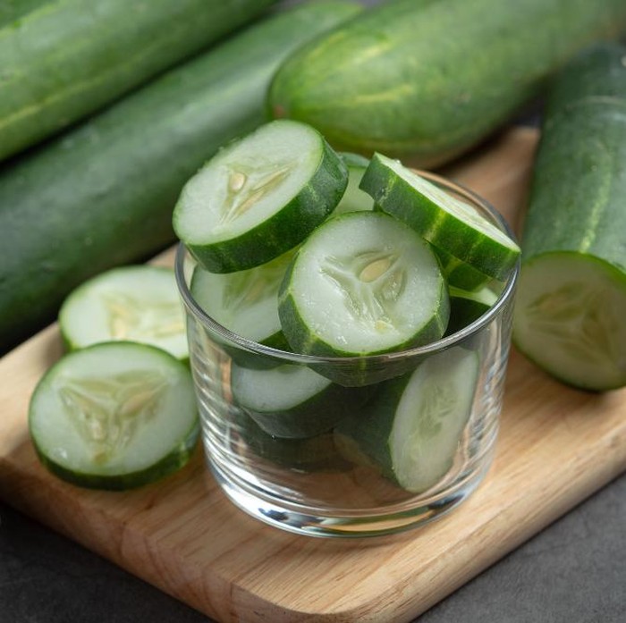 Meletakkan sayur dengan kadar air tinggi seperti timun di freezer tidak disarankan. Karena bisa menghilangkan tekstur renyahnya./ Foto: Freepik/ Jcomp