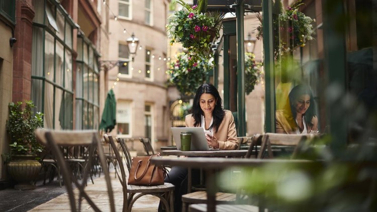 Ilustrasi remote working young businesswoman stops for a coffee