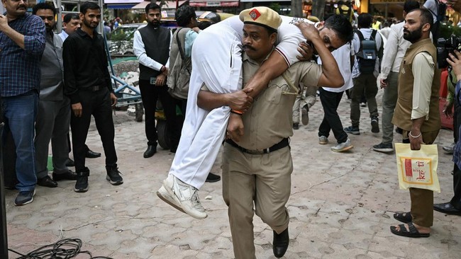 Puluhan tewas usai India dan Pakistan saling serang di perbatasan sampai belum ada Paus baru yang terpilih di hari pertama Conclave.
