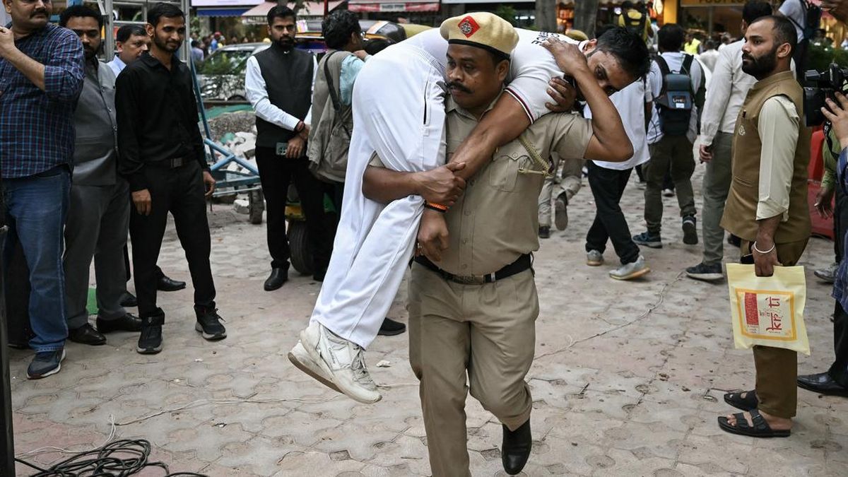 India-Pakistan Perang di Perbatasan sampai Paus Baru Belum Terpilih