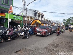 Daeng Tata Raya Makassar Macet Parah, Ternyata Ada Tenda Nikah di Badan Jalan
