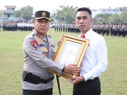 Kapolda Riau Beri Award 5 Personel Berprestasi Ungkap Narkoba-Premanisme