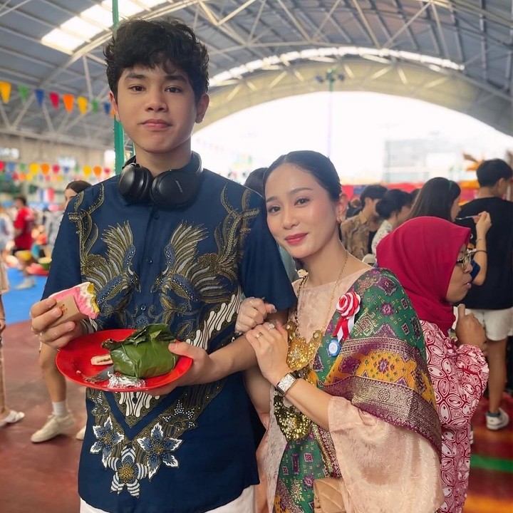 <p>Pada momen membahagiakan ini, Bunga Zainal pun membagikan potret kebersamaannya dengan sang putra. Bunga Zainal pun mengenang kembali momen saat pertama kali resmi menjadi orang tua di hari kelahiran Karan. (Foto: Instagram: @bungazainal05)</p>