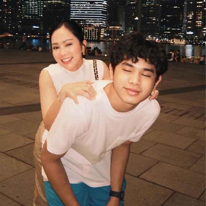 <p>Bunga juga mengungkapkan harapannya kepada Karan di ulang tahunnya ini. Bunda 38 tahun itu berdoa agar sang putra selalu sehat dan menjadi manusia yang bermanfaat. (Foto: Instagram: @bungazainal05)</p>