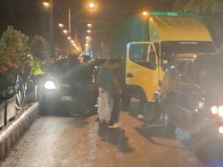 Diduga Rem Blong, Truk di Kota Kediri Hantam 2 Mobil
