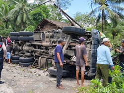 Truk Tabrak Angkot Tewaskan 11 Orang di Purworejo Bermuatan Pasir