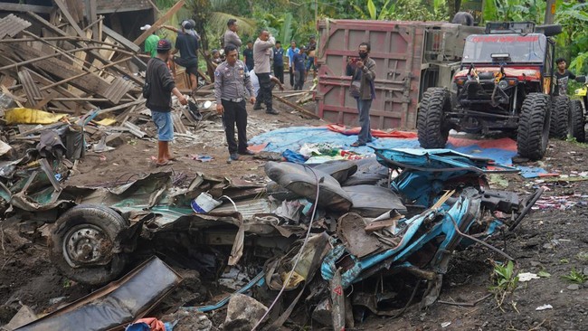Kecelakaan maut di Indonesia terus terjadi, terbaru truk tronton tabrak angkot di Purworejo, menewaskan 11 orang. Berikut rangkuman insiden dari CNN Indonesia.