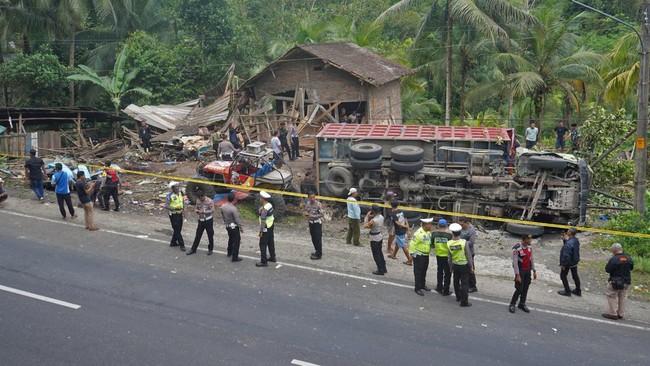Truk Kecelakaan di Purworejo Beroperasi Tanpa Izin Truk bermuatan pasir yang menabrak mobil angkutan umum di jalan turunan Magelang-Purworejo, Kabupaten Purworejo, Jawa Tengah tidak memiliki izin dari Kemenhub.