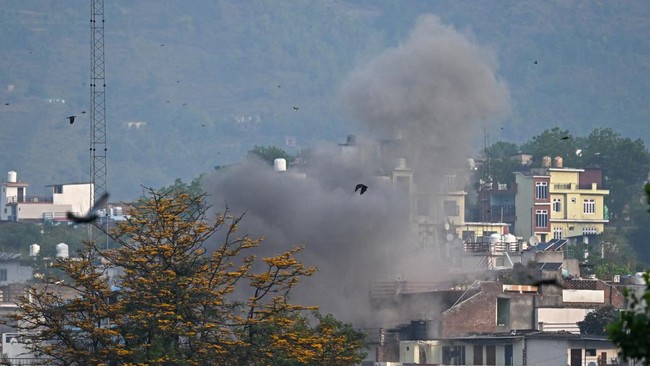 India vs Pakistan Perang di Perbatasan, Korban Tewas Jadi 36 Orang Militer India dan Pakistan terlibat baku tembak di perbatasan kedua negara termasuk Kashmir menyusul serangan rudal New Delhi pada Rabu (7/5) dini hari.