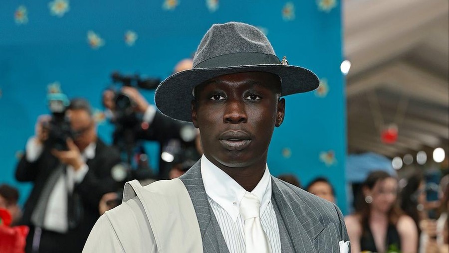 TikToker Khaby Lame tampil dengan setelan unik di MET Gala 2025&period;