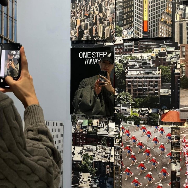 <p>Kim E Jun juga terlihat sangat menyukai pameran karya seni, lho. Jiwa artistiknya memang sangat tinggi tak heran bakat aktingnya pun juga mampu memikat hati para penggemarnya, Bunda. (Foto: Instagram @twozun)</p>