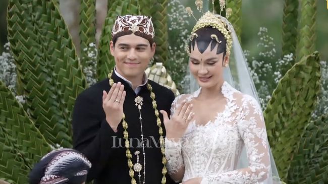 Sejumlah artis yang merupakan teman dekat Luna Maya dan Maxime Bouttier hadir di acara akad nikah itu.