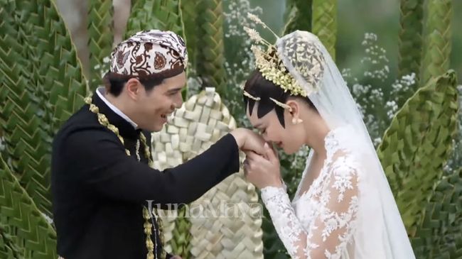 Luna Maya dan Maxime Bouttier resmi menikah dalam acara akad yang digelar di resor COMO Shambhala Estate Ubud, Gianyar, Bali, pada Rabu (7/5).