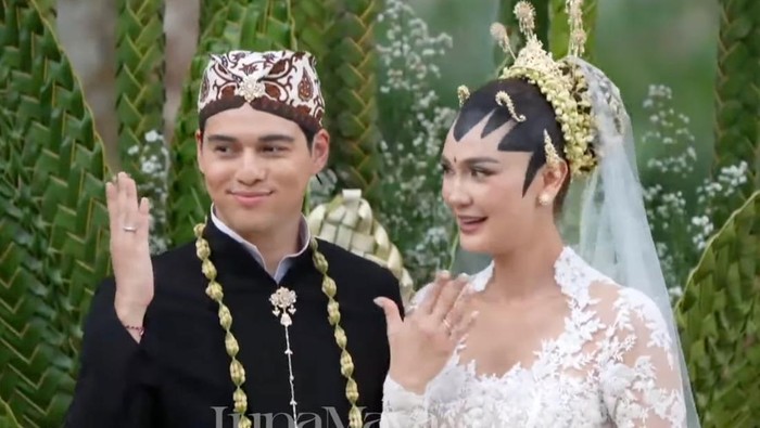 Usia bukanlah penghalang untuk keduanya. Setelah menjalani cinta yang berliku, Luna melabuhkan hatinya untuk Maxime. Dengan bangga dan bahagia, keduanya memamerkan cincin pernikahan yang baru tersematkan tersebut. (Foto: YouTube TS Media)