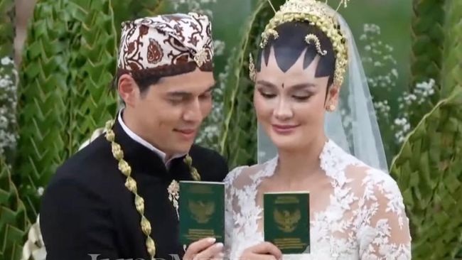 Grogi, Luna Maya Salah Kasih Tangan Kiri Saat Maxime Bouttier Pasangkan Cincin Nikah