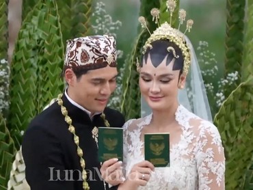 img-title Grogi, Luna Maya Salah Kasih Tangan Kiri Saat Maxime Bouttier Pasangkan Cincin Nikah