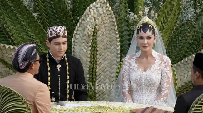 Luna Maya dan Maxime Bouttier resmi menikah. Keduanya melangsungkan pernikahan di resor COMO Shambhala Estate Ubud, Bali, pada Rabu (7/5).