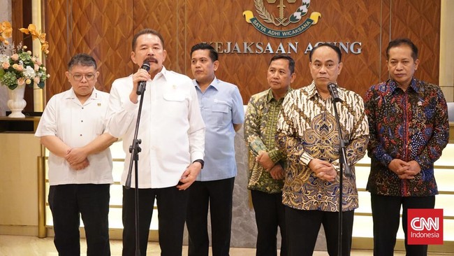 Budi Arie Temui Jaksa Agung Minta Kawal Program 80 Ribu Kopdes Menteri Koperasi Budi Arie menemui Jaksa Agung Sanitiar Burhanuddin untuk meminta pengawasan mengenai program 80.000 Koperasi Desa Merah Putih.