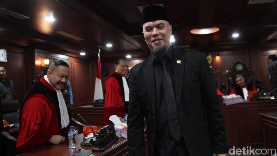 MKD DPR RI menetapkan anggota Komisi X DPR RI Ahmad Dhani bersalah&period; Ia diberi sanksi teguran lisan dan meminta maaf kepada pengadu dalam tujuh hari&period;