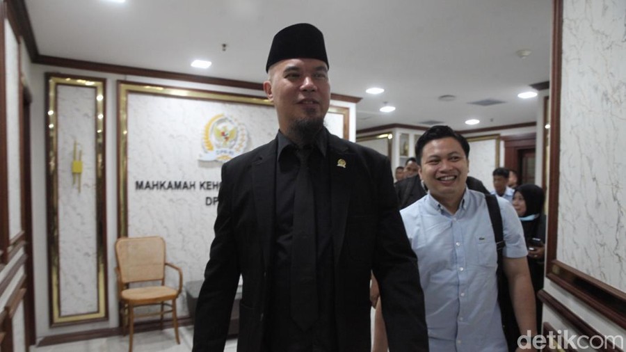 MKD DPR RI menetapkan anggota Komisi X DPR RI Ahmad Dhani bersalah&period; Ia diberi sanksi teguran lisan dan meminta maaf kepada pengadu dalam tujuh hari&period;