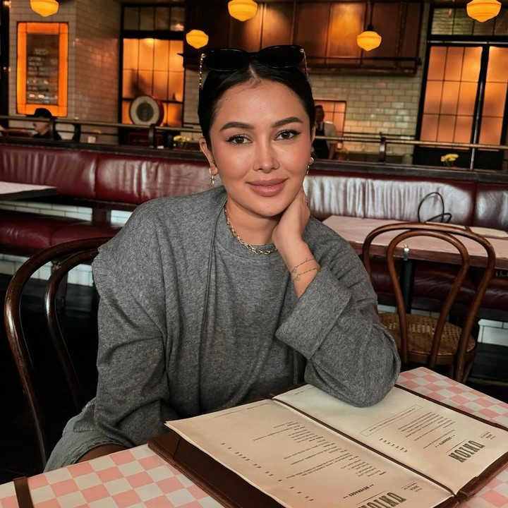 <p>Hal tersebut diketahui langsung melalui kolom komentar beberapa postingan terbarunya di akun Instagram. Tak sedikit netizen yang salah fokus dengan penampilan Bunda anak satu ini. “Berhasil dietnya tteh,” tulis akun <em>@rere.m**.</em> “Kak turun berapa kg? Pangling ih,” tulis akun <em>@karti**.</em> (Foto: Instagram@mutia_ayuu)</p>