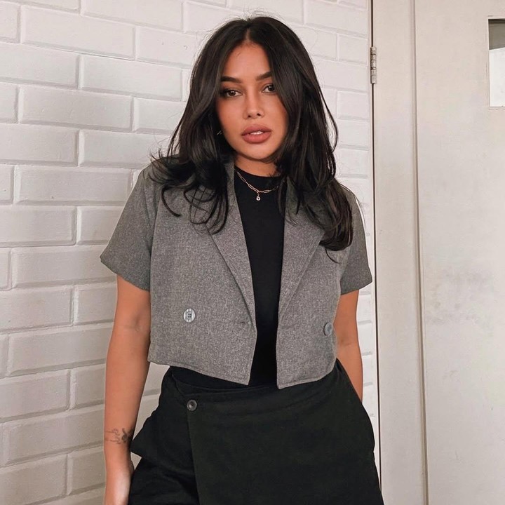 <p>Bukan hanya itu, gaya berpakaiannya yang modis pun sering kali menjadi inspirasi <em>outfit</em> bagi para pengikutnya di Instagram. Seperti yang diketahui, Mutia cukup aktif membagikan foto <em>outfit out the day</em> (OOTD) di media sosialnya itu. (Foto: Instagram@mutia_ayuu)</p>