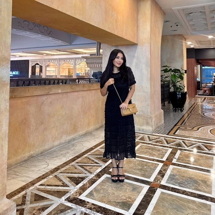 <p>Selain itu, Mutia juga tak jarang tampil mengenakan <em>dress.</em> Ia terlihat menawan dan anggun. “MasyaAllah Bunda Gewa cantik dan anggun,” tulis akun <em>@tutidaw**.</em> “Mbak.. kamu cantik sekali,” tulis akun <em>@melitta_e**.</em> (Foto: Instagram@mutia_ayuu)</p>