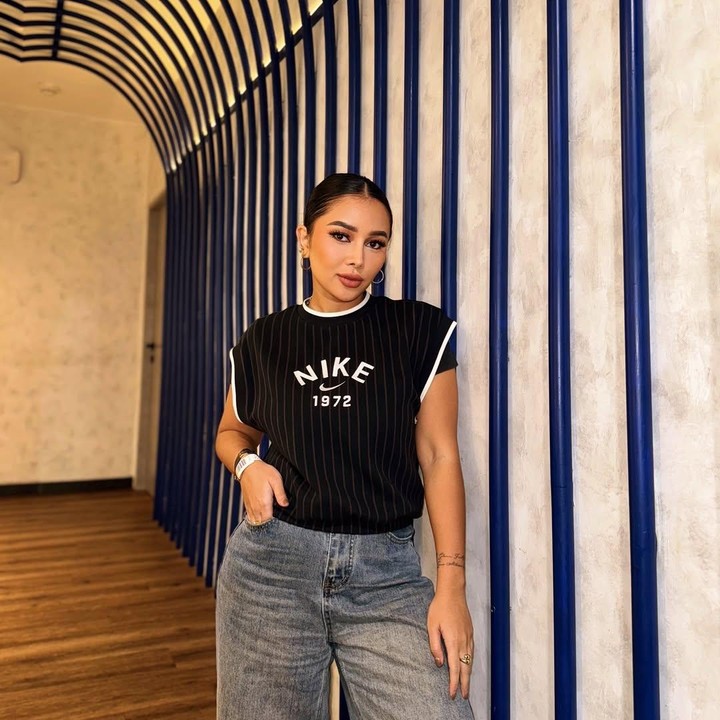 <p>Misalnya saja, seperti foto berikut ini. Perempuan 30 tahun itu tampil kece mengenakan kaos tanpa lengan atau lekbong dipadu padan dengan celana jeans. Penampilannya ini menuai pujian netizen, lho. “<em>Happy Sunday</em> kakak, cantik banget,” tulis akun <em>@mondea**.</em> (Foto: Instagram@mutia_ayuu)</p>