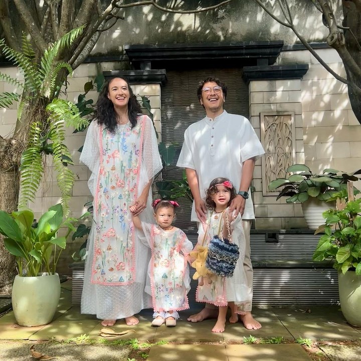 <p>Pasangan Nadine Chandrawinata dan Dimas Anggara menikah pada 5 Mei 2018. Nadine diketahui lebih tua empat tahun dari sang suami. Meski begitu, rumah tangga keduanya jauh dari gosip miring dan selalu terlihat harmonis. Pernikahan keduanya pun diwarnai dengan kehadiran dua anak. (Foto: Instagram@nadinelist)</p>