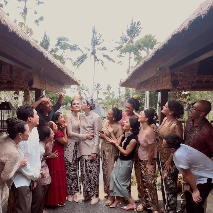 <p>Dalam unggahan terbarunya, Nirina membagikan foto-foto saat menghadiri rangkaian acara pernikahan Luna dan Maxime. Dalam foto-foto ini, Nirina terlihat bahagia menghabiskan momen spesial bersama para sahabatnya. Perempuan 45 tahun ini tak lupa untuk berterima kasih ke Luna dan Maxime, serta sang suami yang sudah memberikan dukungan kepadanya. "Terima kasih sudah mengeluarkan na dari <em>coocoon</em> ‘na dan <em>congrats ya love bird!! Couldn’t be more happier for both of you…</em> dan terima kasih suamikuw @ernest_cokelat sudah sabar menyemangati ‘na terus," ungkapnya. (Foto: Instagram @nirinazubir_)</p>
