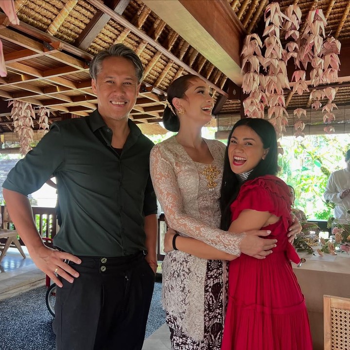 <p>Melalui unggahan di Instagram, Nirina curhat tentang kondisi dirinya sebelum memutuskan pergi ke pernikahan sang sahabat. Bunda dua anak ini ternyata sedang rehat selama dua bulan dari aktivitas di dunia hiburan. Selama dua bulan, Nirina mengaku tidak keluar rumah dan melakukan interaksi sosial dengan banyak orang. (Foto: Instagram @nirinazubir_)</p>