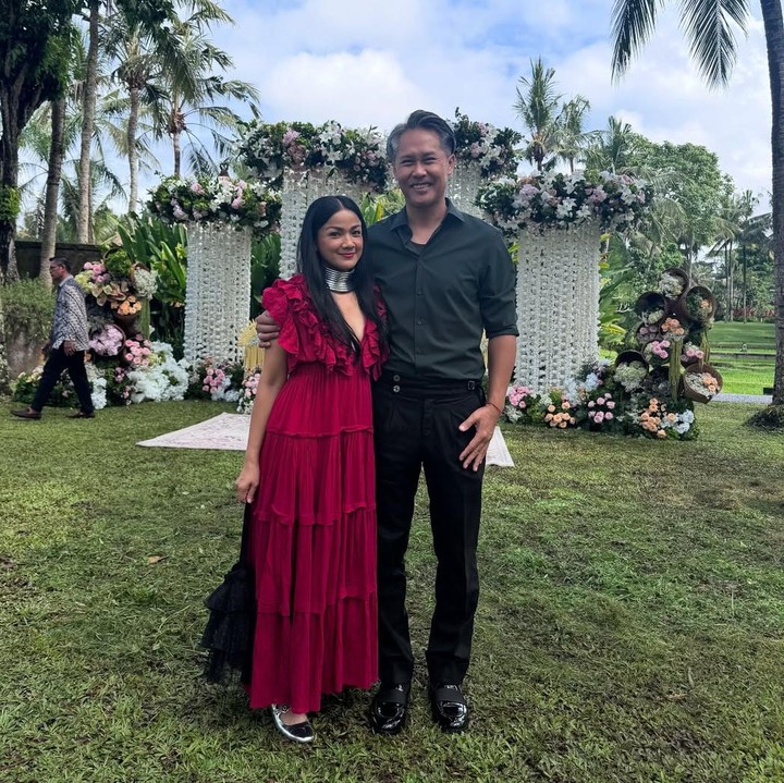 <p>Aktris Nirina Zubir menjadi salah satu tamu yang hadir di rangkaian acara pernikahan Luna Maya dan Maxime Bouttier. Nirina datang ke Bali bersama suaminya, Ernest Fardiyan Syarif. (Foto: Instagram @nirinazubir_)</p>