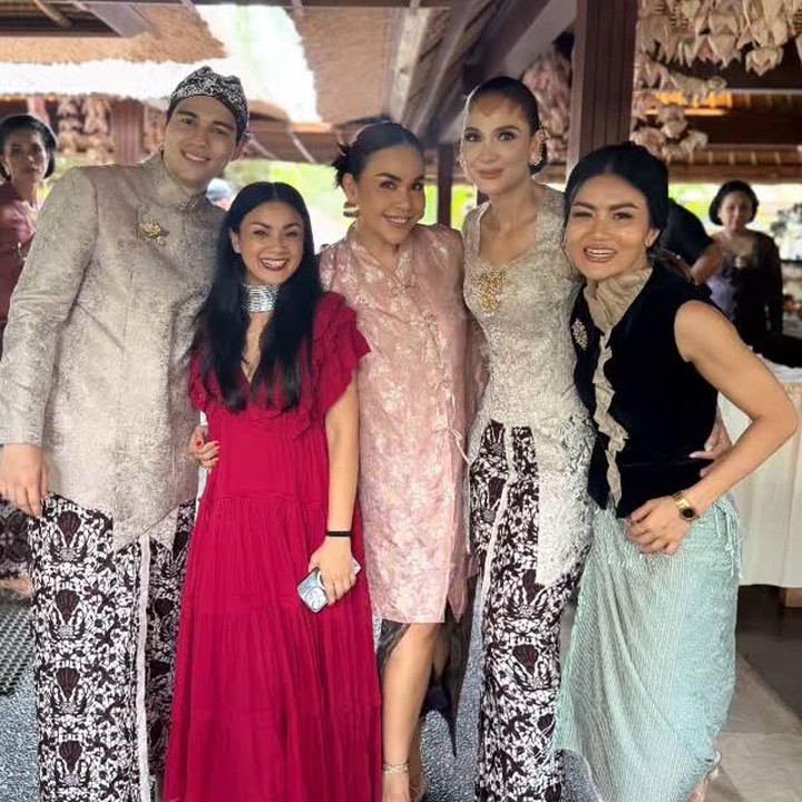 <p>Selama rehat dua bulan, Nirina belajar menerima dirinya yang sedang mengalami <em>burnout</em>. Ia pun mulai memberanikan diri keluar rumah dan bercerita tentang kegundahan yang dialami selama beberapa bulan ini ke publik. "Sesungguhnya ini adalah hal yg paling sulit tuk na katakan…karena mengakui kelelahan menurut na adalah sebuah kelemahan! Makanya na <em>posting</em> ini dimalam hari berharap tidak banyak yg lihat tapi na juga tetep <em>memposting</em> ini sebagai tahap awal na menyadari kalau na <em>burn out</em>, kemudian belajar bisa jujur mengakui," kata Nirina. (Foto: Instagram @nirinazubir_)</p>