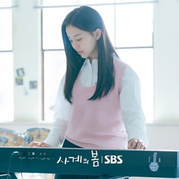 Jadi Anak Band, Simak Potret Aktris Cantik Park Ji Hu di Drakor Netflix Spring of Youth