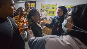 FOTO: Tangis Keluarga Menjemput Jenazah Korban Kecelakaan Bus ALS