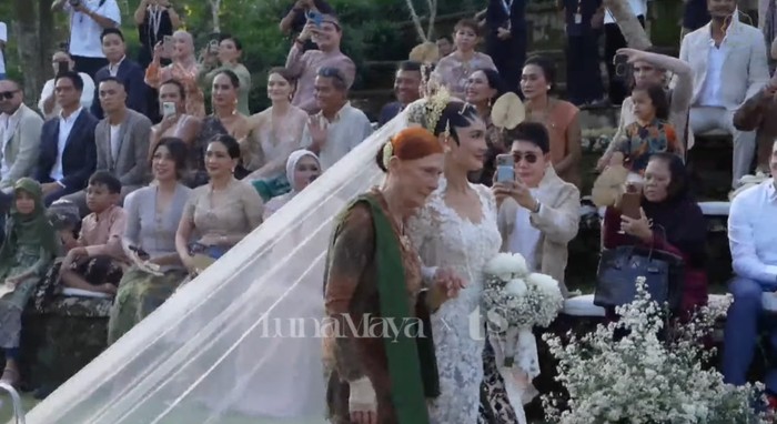 Sementara itu, Luna Maya datang diantar langsung oleh kakaknya, Tipi Jabrik. Barulah, saat di bagian bawah disambut dan digandeng ibundanya, Desa Maya Waltraud Maiyer. (Foto: YouTube TS Media)
